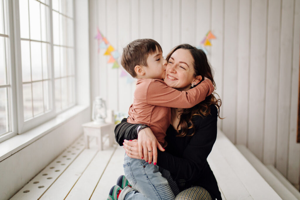 Mãe e filho se abraçando após a entrega do presente Dia das Mães